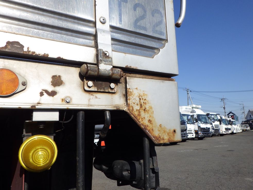 ボディー後方の両サイドにサビがあります。|ニッサンディーゼル コンドル BDG-PK37Cの写真35