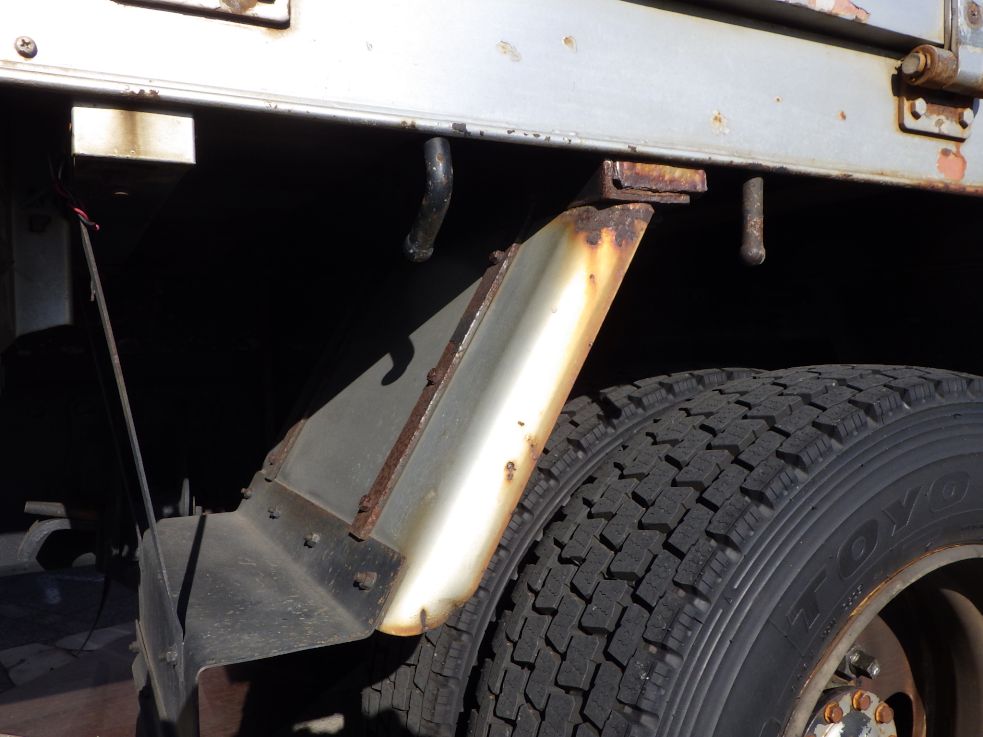 左右のリヤフェンダーにサビがあります。|ニッサンディーゼル コンドル BDG-PK37Cの写真36