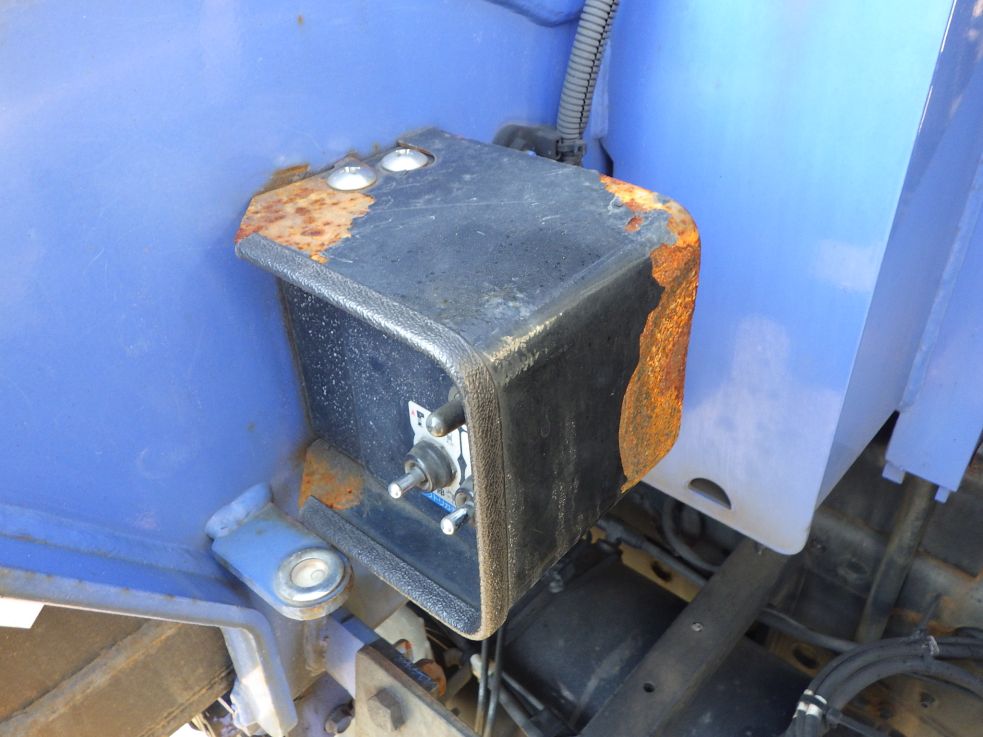 左右のアウトリガー操作スイッチカバーにサビがあります。|ニッサンディーゼル コンドル BDG-PK37Cの写真39