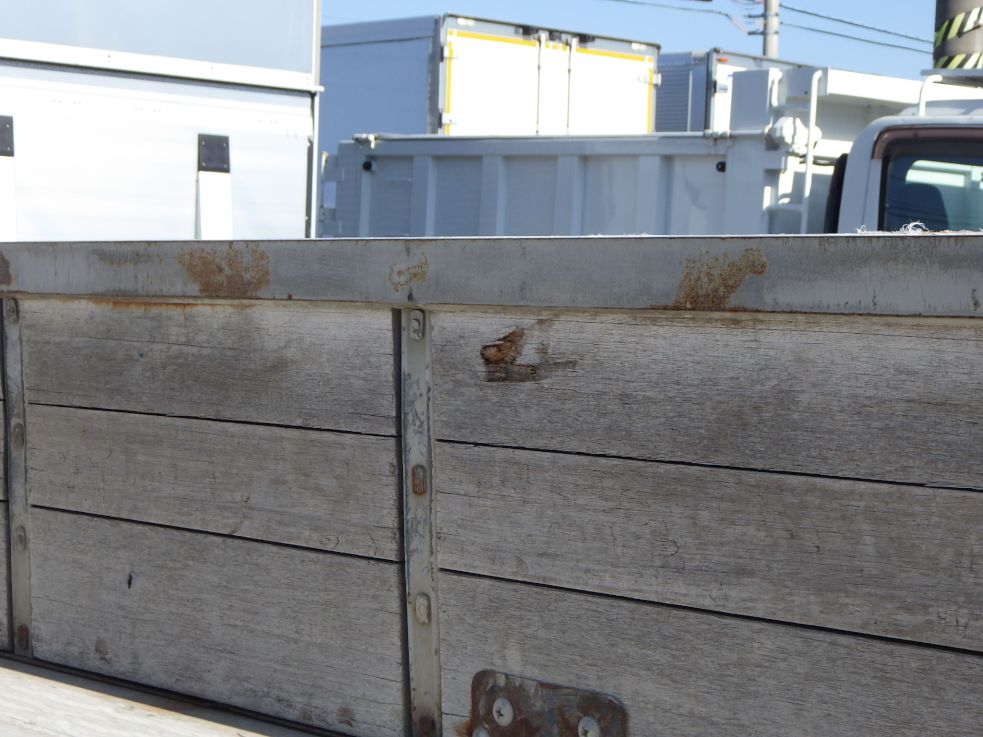 荷台内側に割れがあります。|ニッサンディーゼル コンドル BDG-PK37Cの写真41