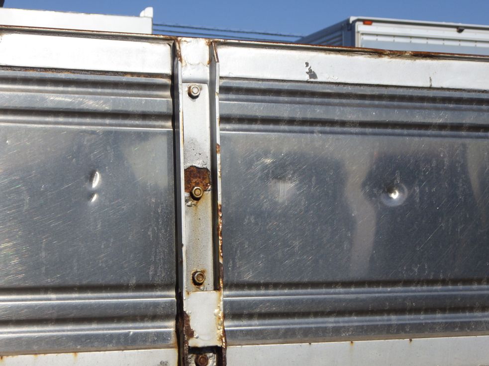 リヤアオリにキズ・サビ・ヘコミがあります。|ニッサンディーゼル コンドル BDG-PK37Cの写真42