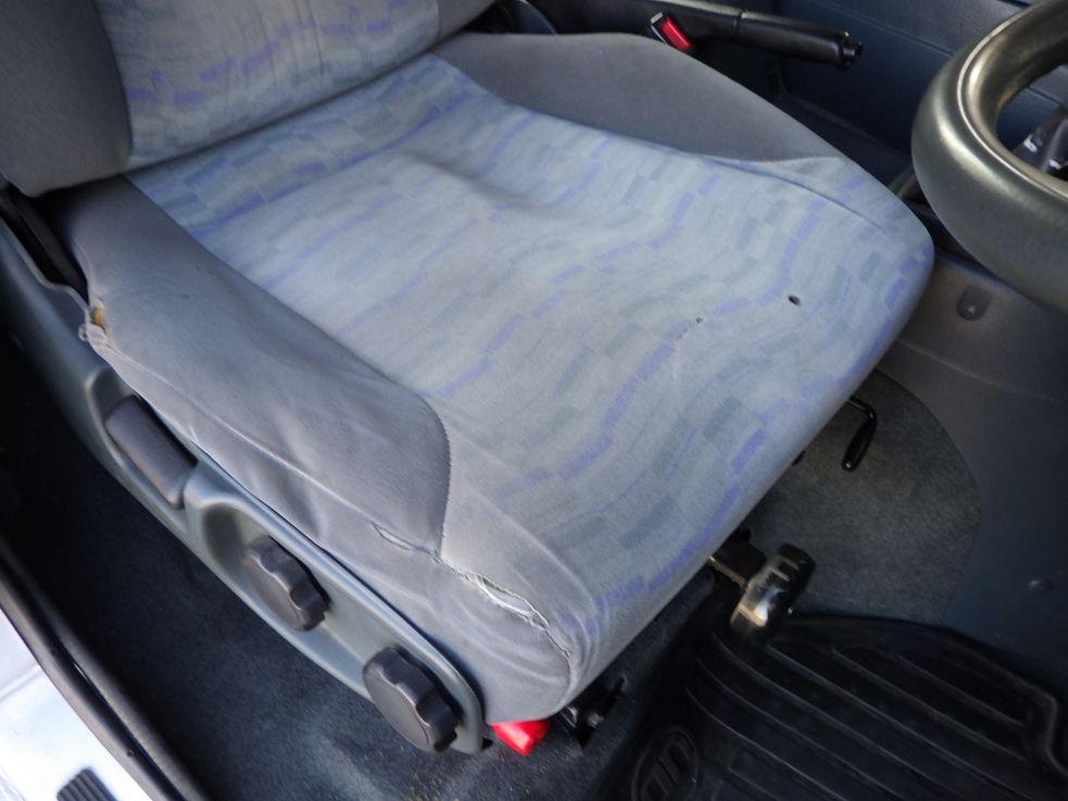 運転席座面にヘタリがあります。|ニッサンディーゼル コンドル BDG-PK37Cの写真45