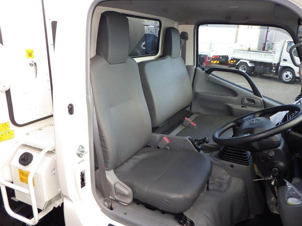 乗車定員は３名です。|日野 デュトロ 2KG-XZU600F(2WD)の写真6