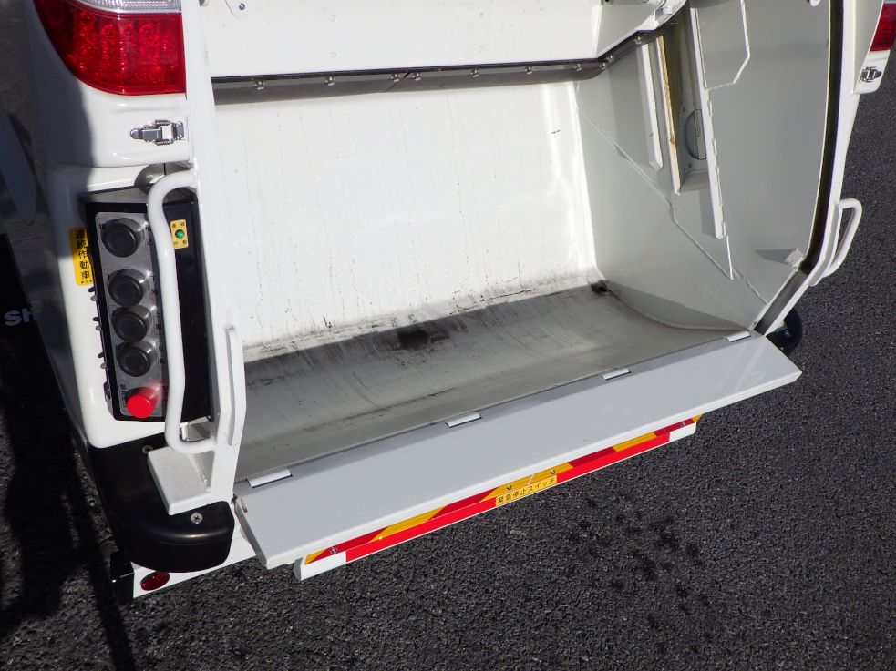 投入口の状態です。|日野 デュトロ 2KG-XZU600F(2WD)の写真12