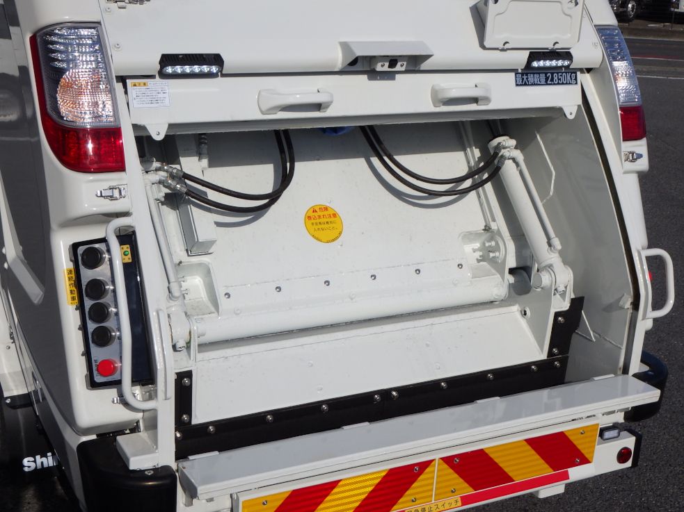 プレス式圧縮板の状態です。|日野 デュトロ 2KG-XZU600F(2WD)の写真13