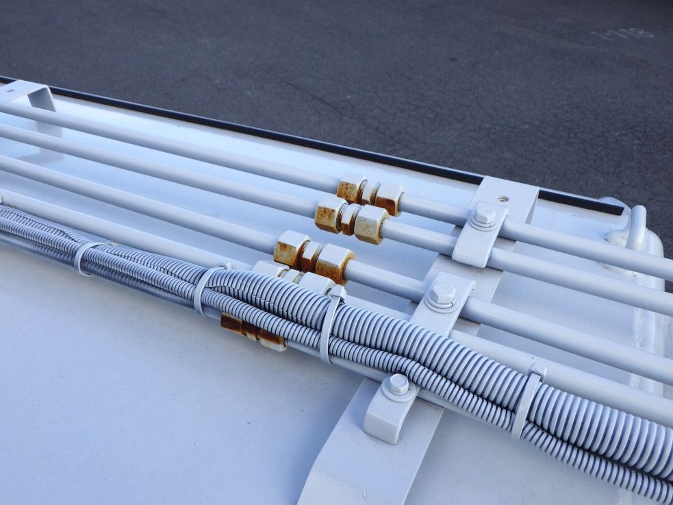 天井の配管に置きサビがあります。|日野 デュトロ 2KG-XZU600F(2WD)の写真15