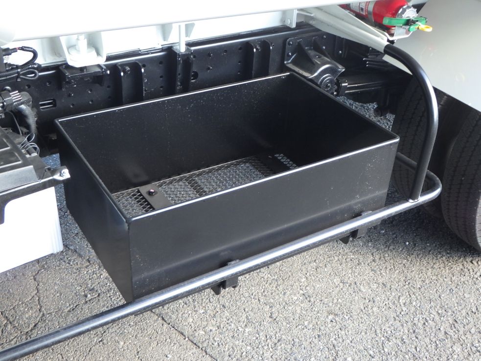 物入れは鉄製です|日野 デュトロ 2KG-XZU600F(2WD)の写真16