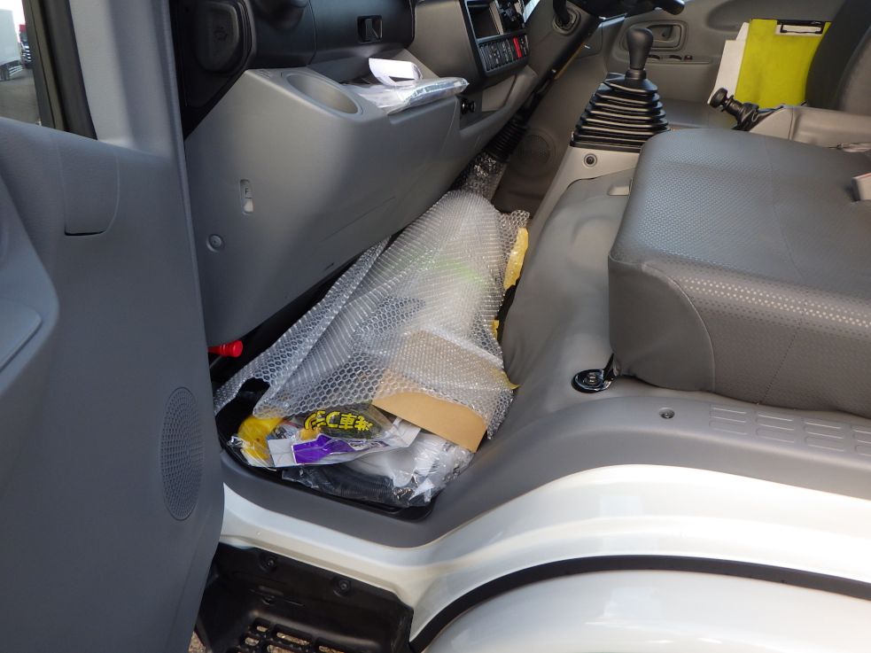キャブ内に付属品が積んであります。|日野 デュトロ 2KG-XZU600F(2WD)の写真17