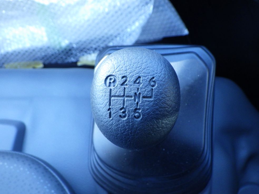 MT6速です。|日野 デュトロ 2KG-XZU600F(2WD)の写真24