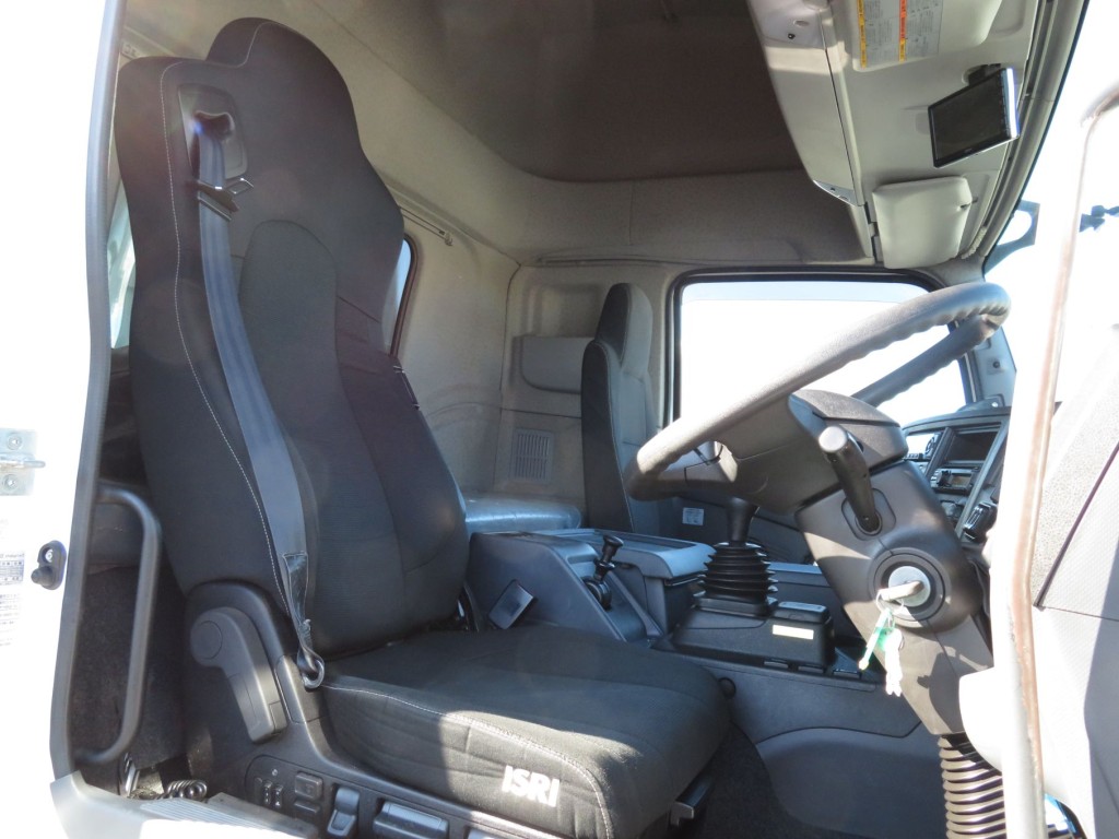 ハイルーフキャビンです。（運転席座面にヘタリがあります）|いすゞ ギガ 2PG-CYJ77Cの写真6