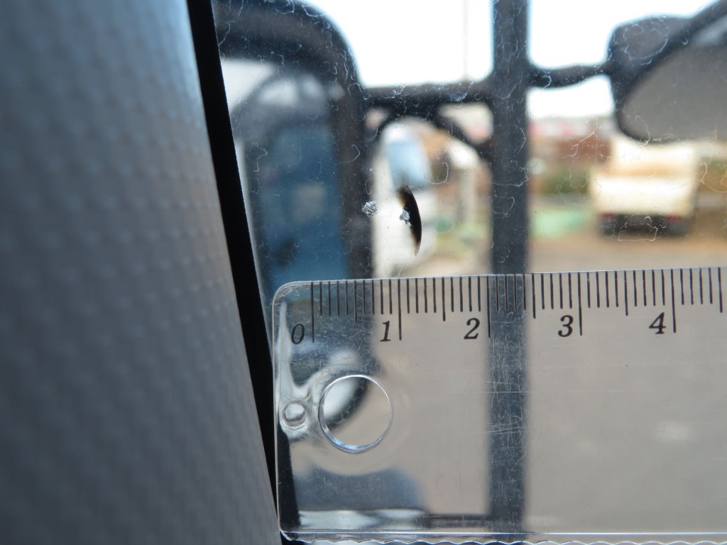 フロントガラス助手席側に飛び石跡があります。|いすゞ ギガ 2PG-CYJ77Cの写真11