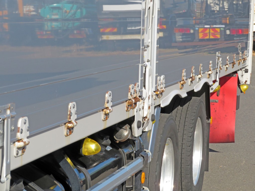 助手席側あおり丁番各所にサビがあります。|いすゞ ギガ 2PG-CYJ77Cの写真14