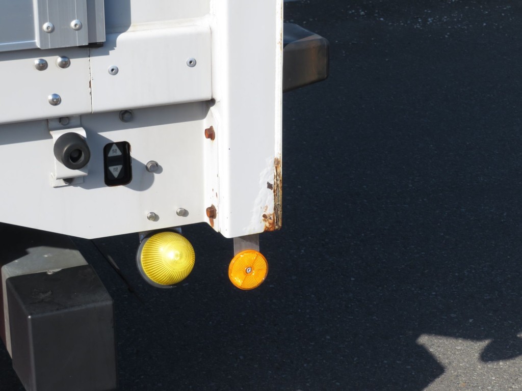 助手席側門口ポスト下部にサビがあります。|いすゞ ギガ 2PG-CYJ77Cの写真16