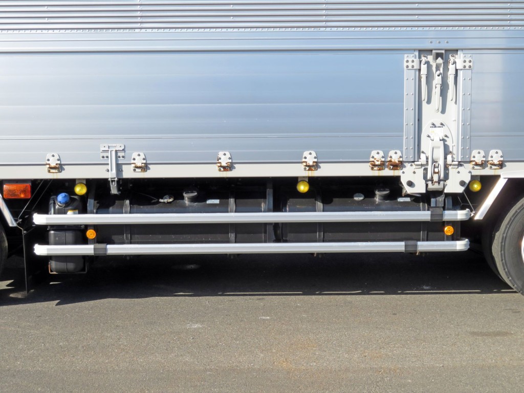 燃料タンクは300Lが2つ付いています。|いすゞ ギガ 2PG-CYJ77Cの写真17