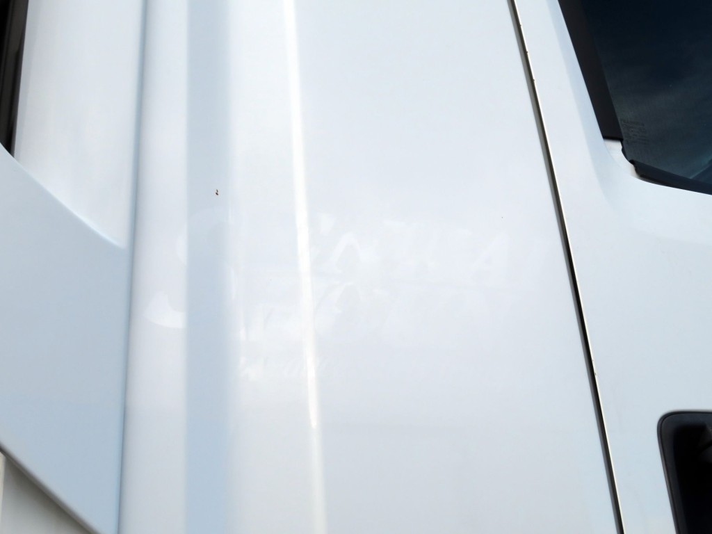 運転席側クォーターパネルに看板日焼け跡があります。|いすゞ ギガ 2PG-CYJ77Cの写真29