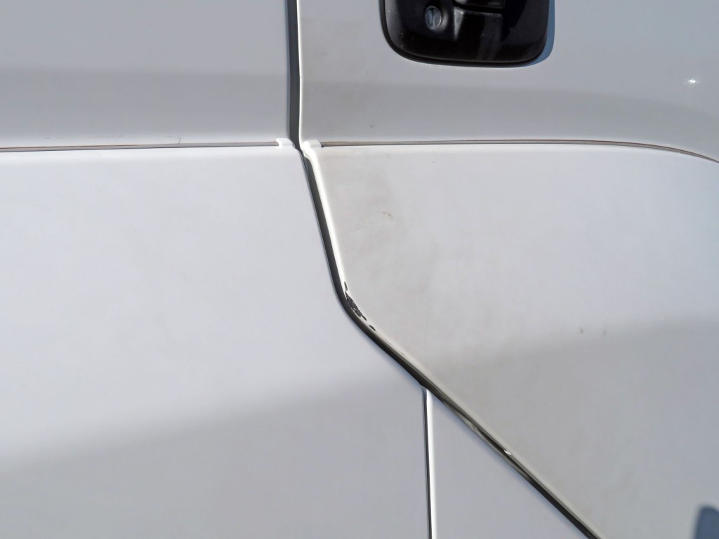 運転席側ドアフェンダーの端に細かいキズがあります。|いすゞ ギガ 2PG-CYJ77Cの写真31