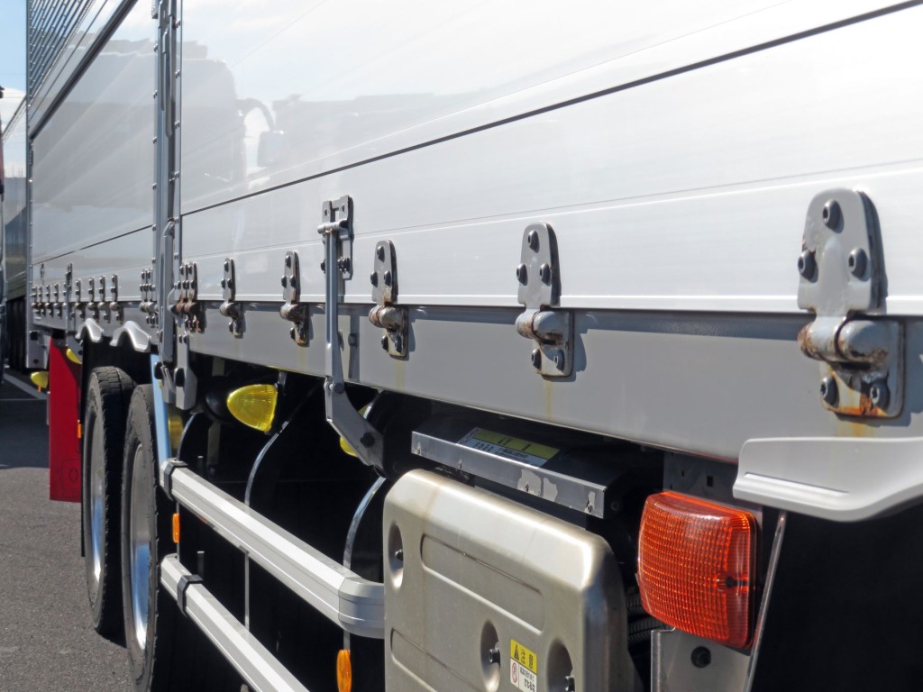 運転席側あおり丁番各所にサビがあります。|いすゞ ギガ 2PG-CYJ77Cの写真33