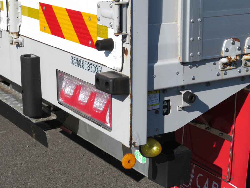 門口運転席側にサビがあります。|いすゞ ギガ 2PG-CYJ77Cの写真37