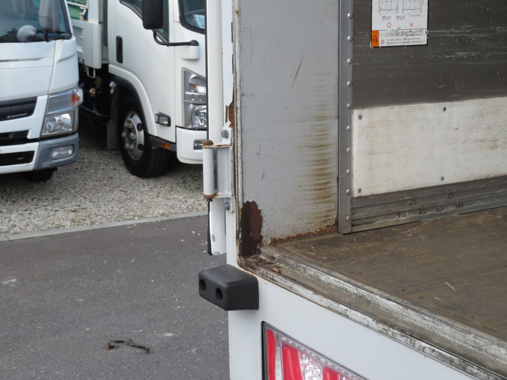 門口内側にサビがあります。|いすゞ ギガ 2PG-CYJ77Cの写真39