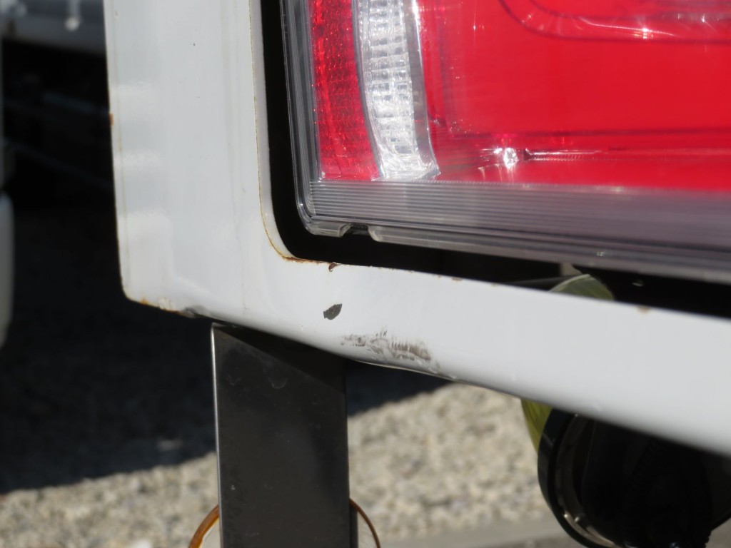 リアレール助手席側にヘコミがあります。（テールランプレンズの端に割れがあります）|いすゞ ギガ 2PG-CYJ77Cの写真47