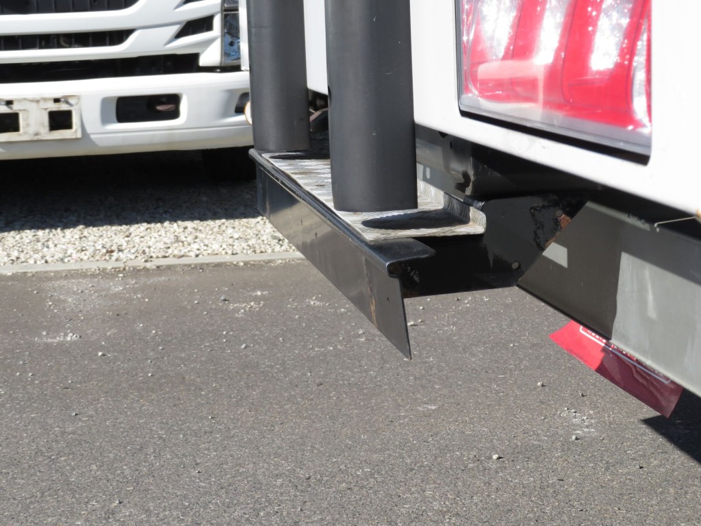 リアステップに曲がりがあります。|いすゞ ギガ 2PG-CYJ77Cの写真49