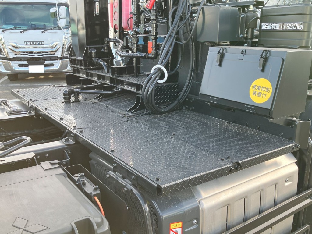 踊り場は縞板鉄板です。|三菱 スーパーグレート 2RG-FP84VDRの写真12