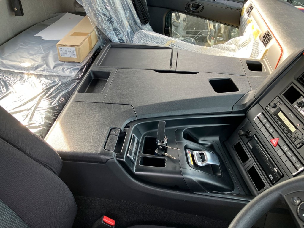 センターコンソール周りの状態です。|三菱 スーパーグレート 2RG-FP84VDRの写真27