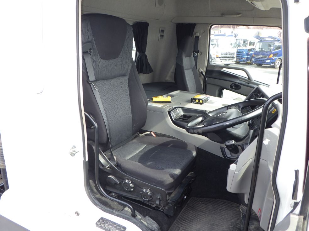 乗車定員は２名です。|三菱 スーパーグレート 2PG-FV70HYの写真6