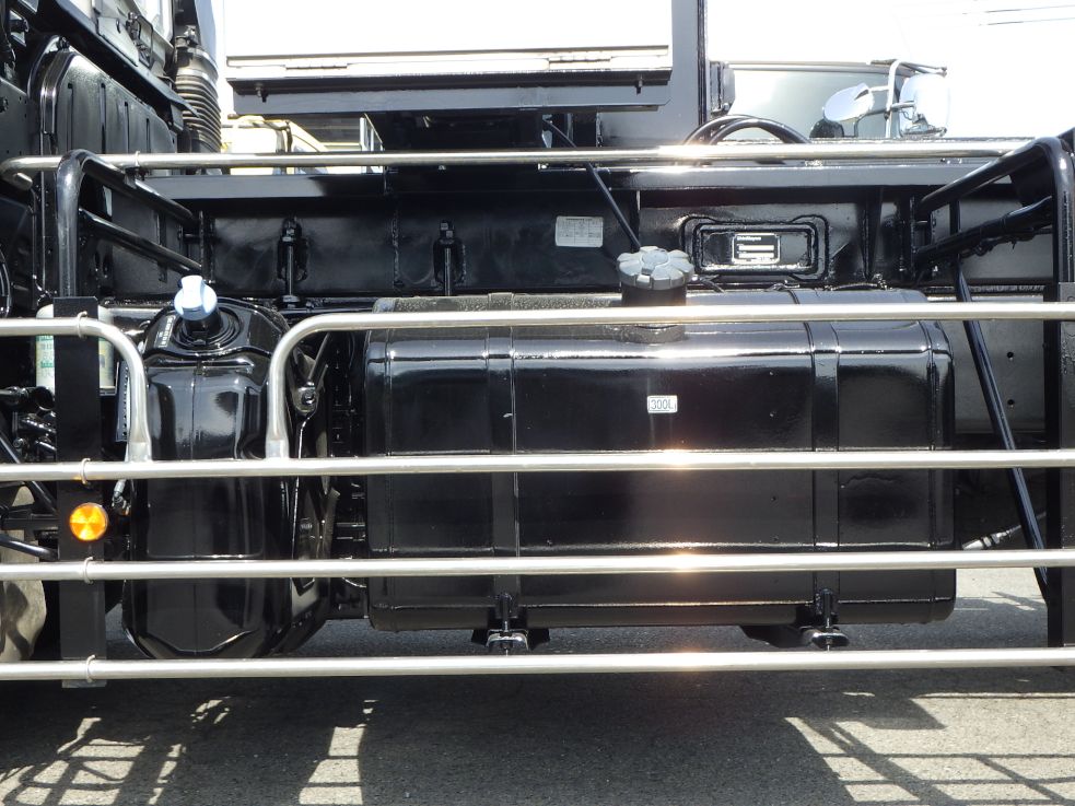 燃料タンクは３００Lです。|三菱 スーパーグレート 2PG-FV70HYの写真15