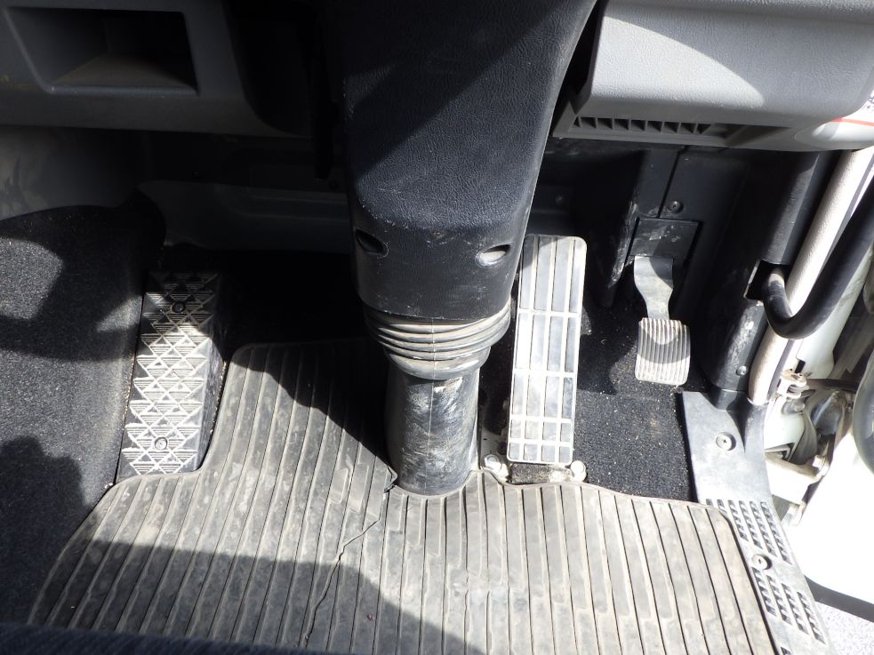 ２ペダルです。|三菱 スーパーグレート 2PG-FV70HYの写真19