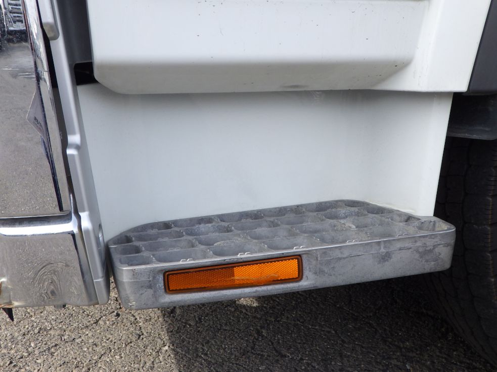 助手席側ステップ周りにスレがあります。|三菱 スーパーグレート 2PG-FV70HYの写真24