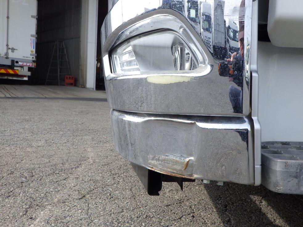 フロントバンパーの助手席側にキズ・サビ・ヘコミがあります。|三菱 スーパーグレート 2PG-FV70HYの写真25