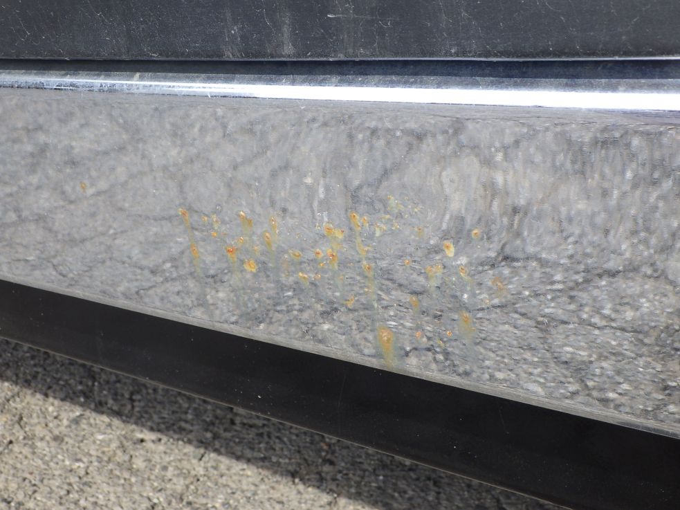 フロントバンパーの中央付近にサビがあります。|三菱 スーパーグレート 2PG-FV70HYの写真26