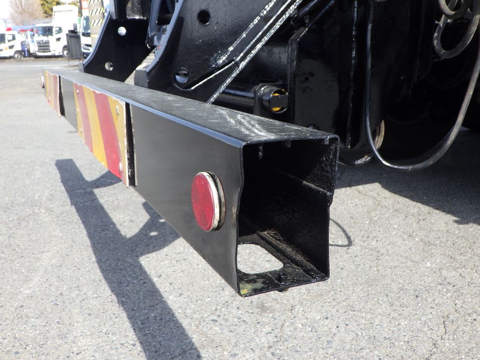 リヤバンパーの運転席側に曲がり・カバーの欠損があります。|三菱 スーパーグレート 2PG-FV70HYの写真30