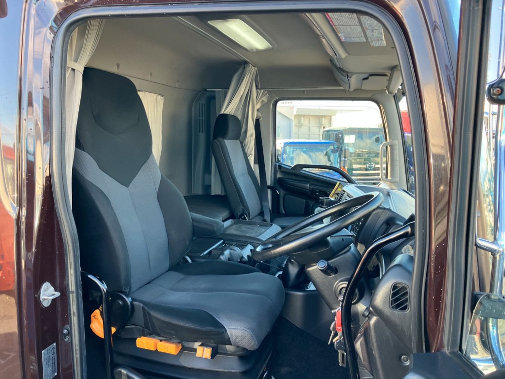 乗車定員は2名です。|日野 プロフィア QPG-FS1APEAの写真5