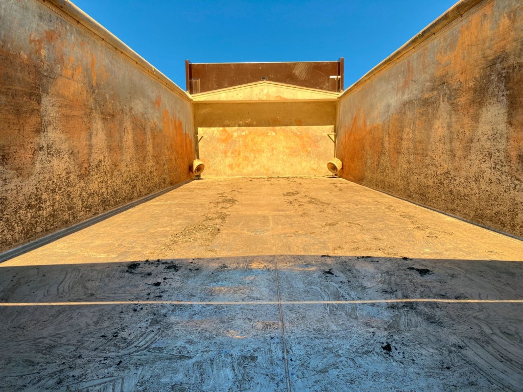 荷台はステンレス製です。|日野 プロフィア QPG-FS1APEAの写真10