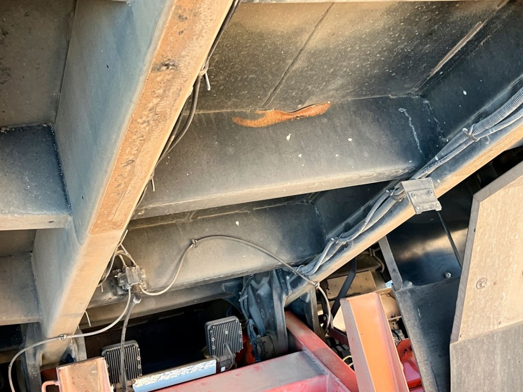 床面凹みに伴い中央横ネタに一部つぶれがあります。|日野 プロフィア QPG-FS1APEAの写真13