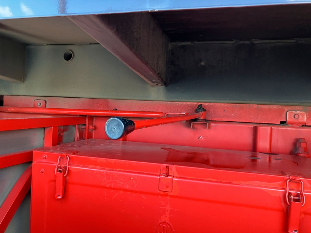 リヤゲートロック操作レバーの状態です。|日野 プロフィア QPG-FS1APEAの写真19