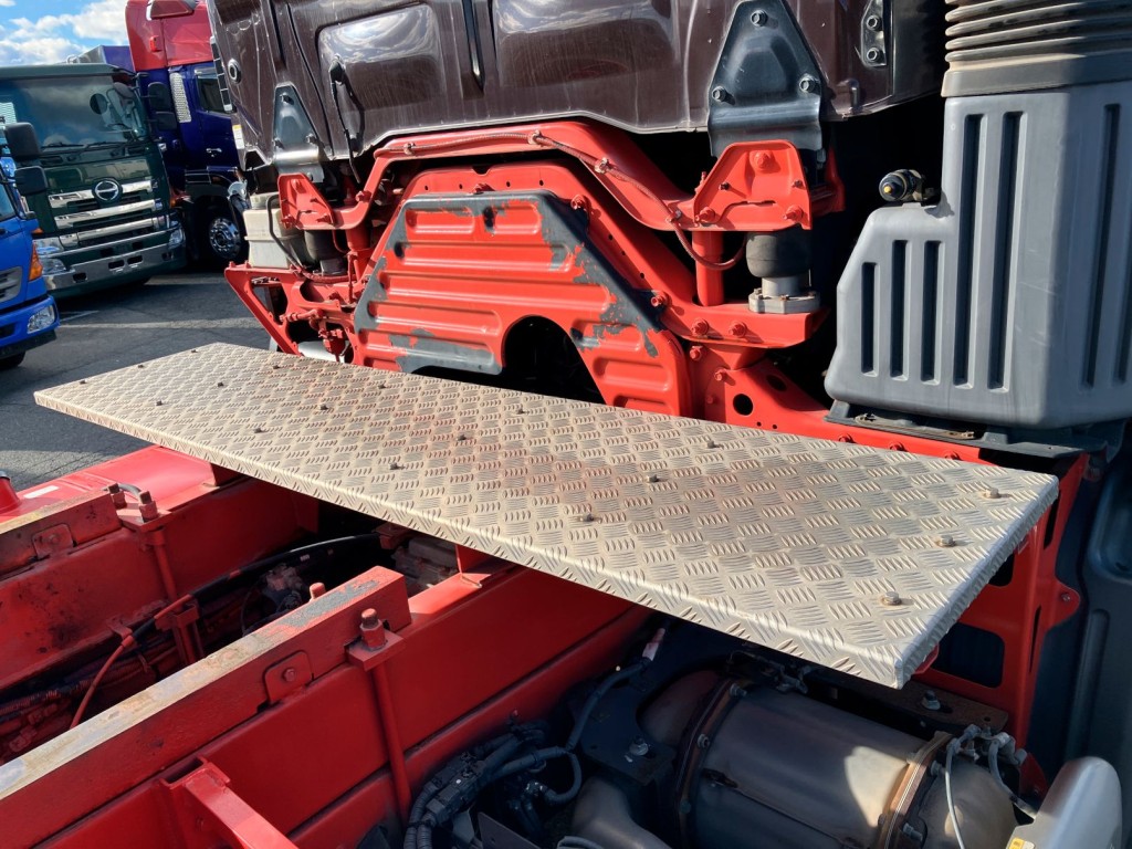 踊り場はアルミ縞板です。|日野 プロフィア QPG-FS1APEAの写真23