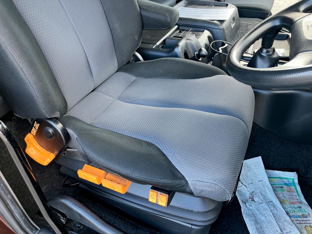 運転席座面にヘタリがあります。|日野 プロフィア QPG-FS1APEAの写真31