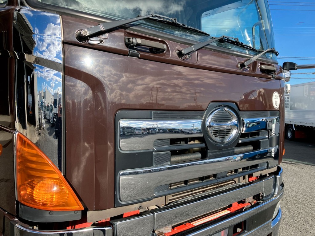 フロントパネルに飛び石キズが少しあります。|日野 プロフィア QPG-FS1APEAの写真36