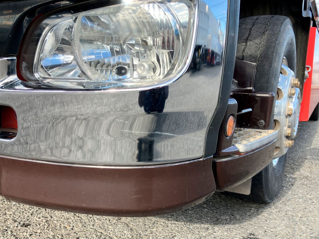 フロントパンパー助手席に擦れキズがあります。|日野 プロフィア QPG-FS1APEAの写真38