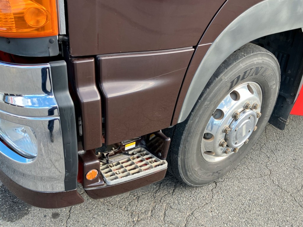 助手席側キャブステップ周りに擦れキズがあります。|日野 プロフィア QPG-FS1APEAの写真39