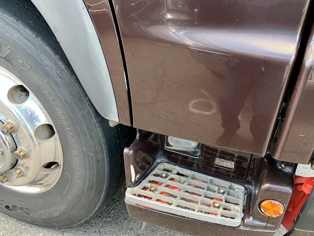 運転席側キャブステップ周りに擦れがあります。|日野 プロフィア QPG-FS1APEAの写真40