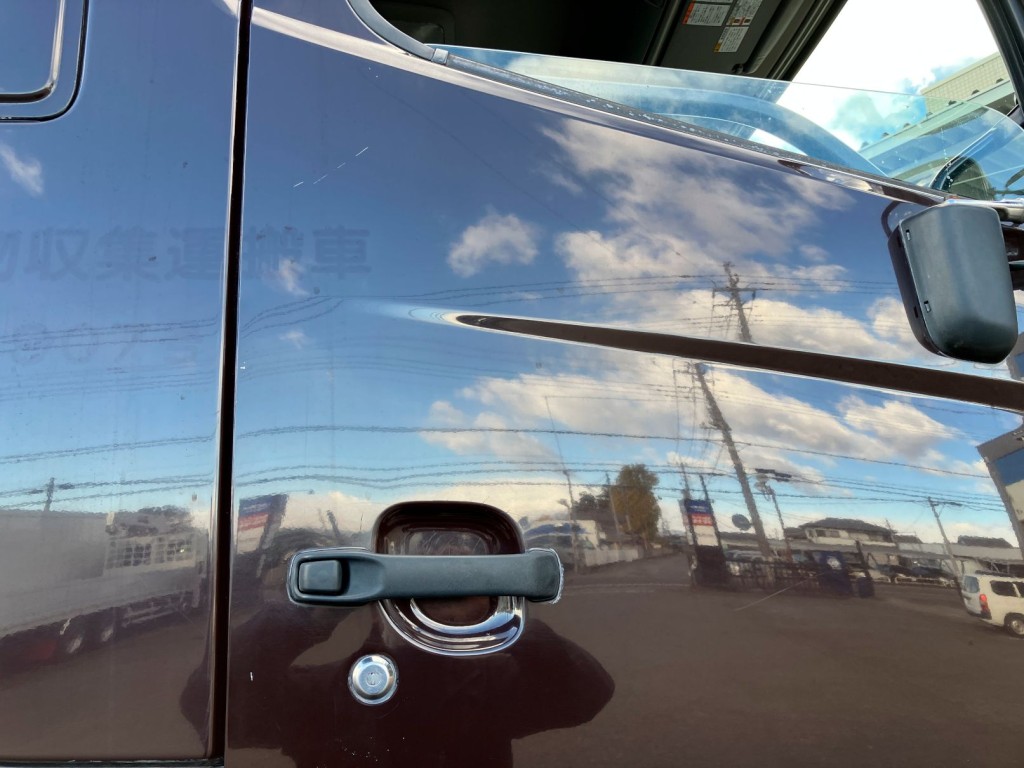 運転席側ドアに少しキズがあります。|日野 プロフィア QPG-FS1APEAの写真41