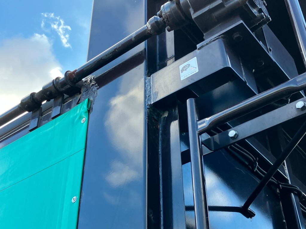 運転席側ボデー前柱に少しサビ浮きがあります。|日野 プロフィア QPG-FS1APEAの写真44