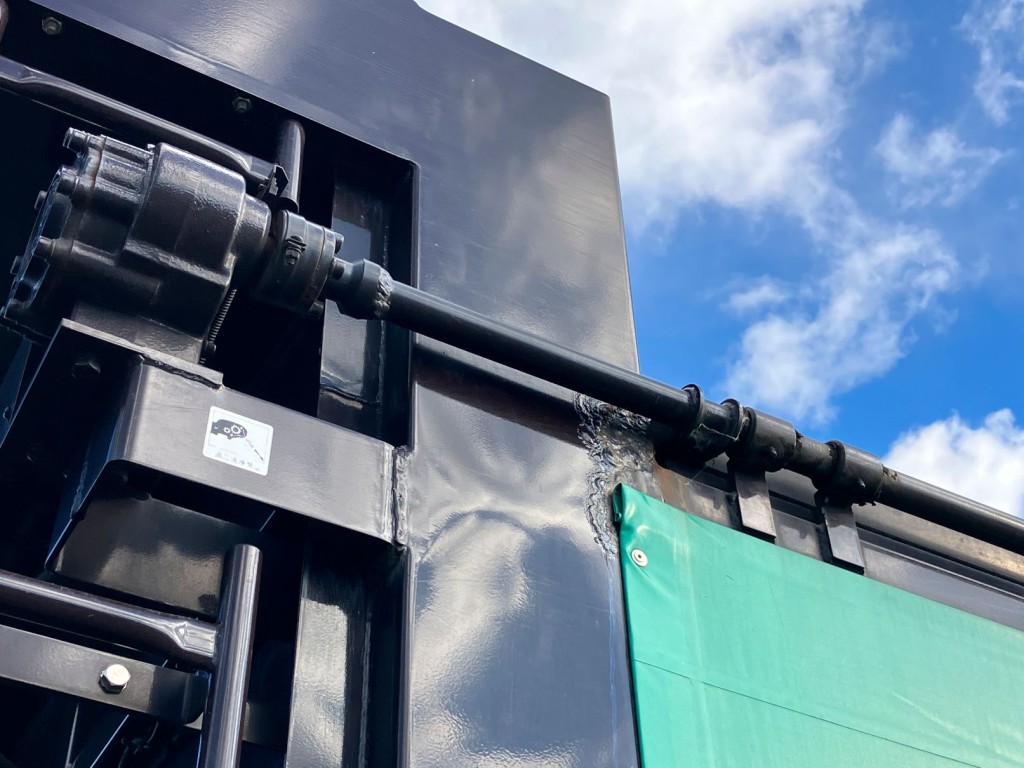 助手席側ボデー前柱に少しサビ浮きがあります。|日野 プロフィア QPG-FS1APEAの写真45