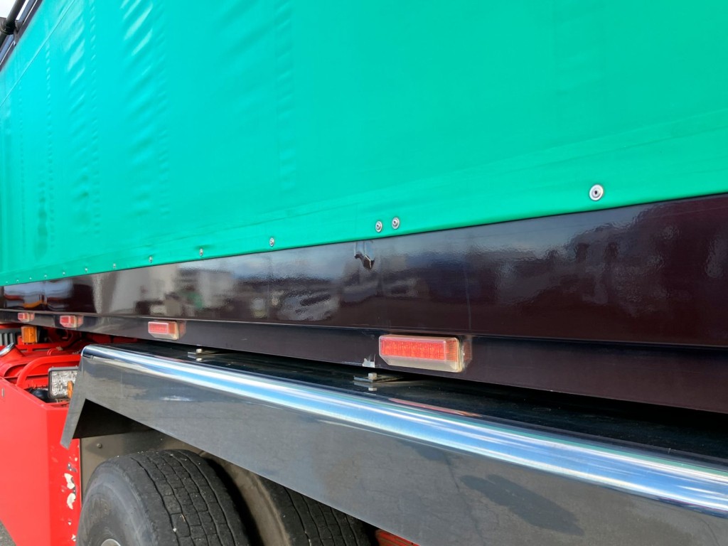 助手席側ボデー側面に一部塗装剥がれがあります。|日野 プロフィア QPG-FS1APEAの写真46