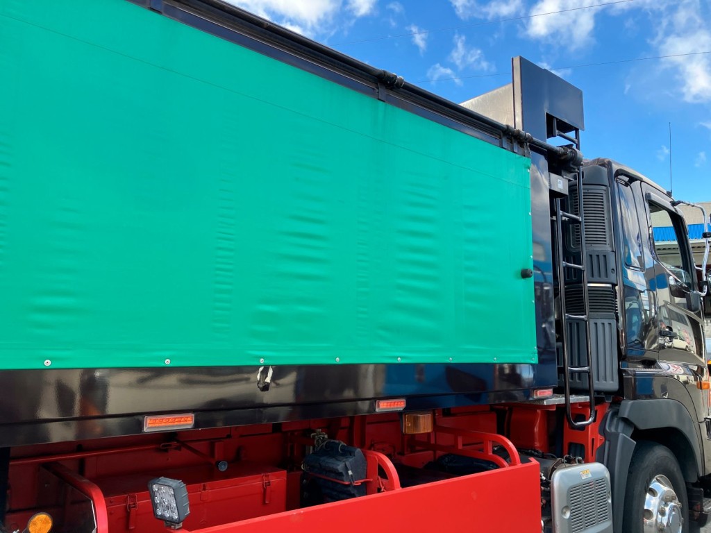 運転席側ボデー側面に一部塗装剥がれがあります。|日野 プロフィア QPG-FS1APEAの写真48