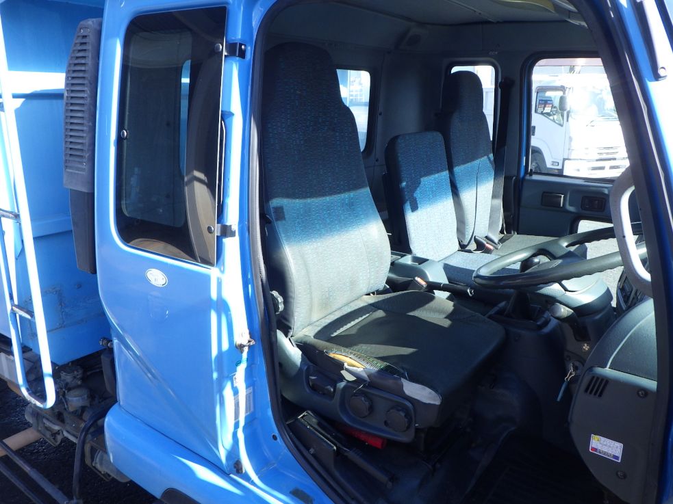 乗車定員は３名です。|ニッサンディーゼル コンドル PB-MK36A(2WD)の写真6